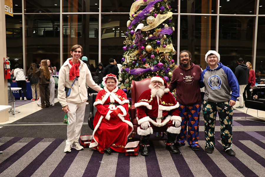 students with Santa and Mrs. Claus