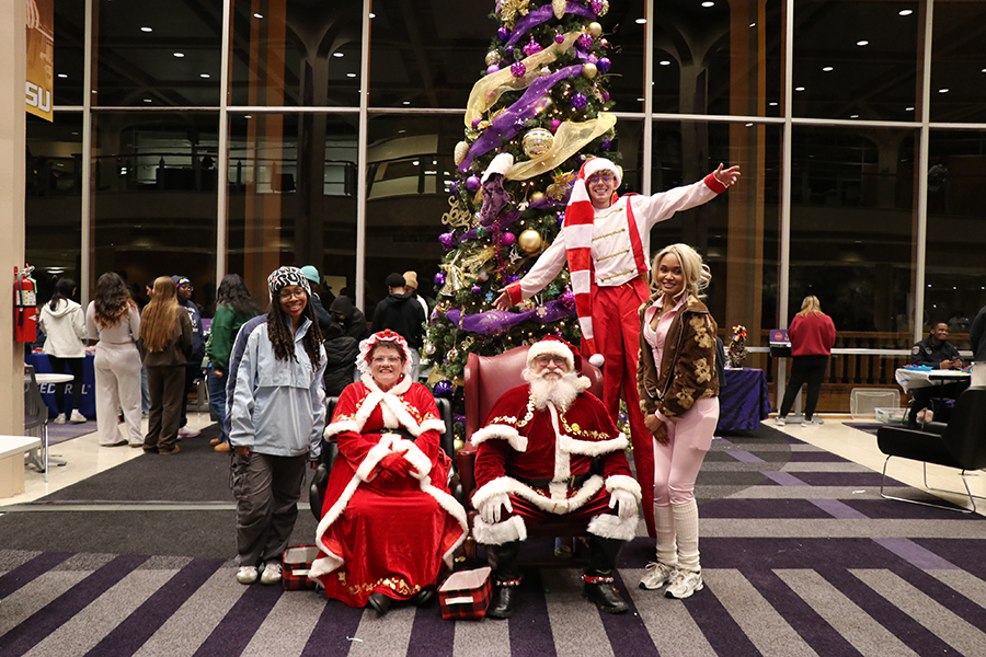students wtih Santa and Mrs. Claus