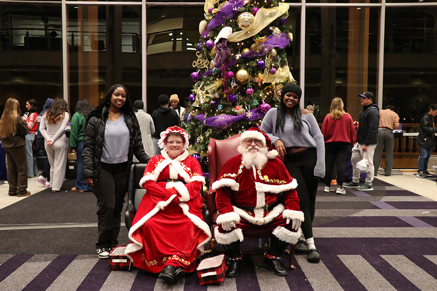students with Santa and Mrs. Claus