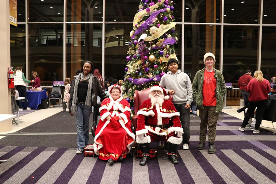 students with Santa and Mrs. Claus