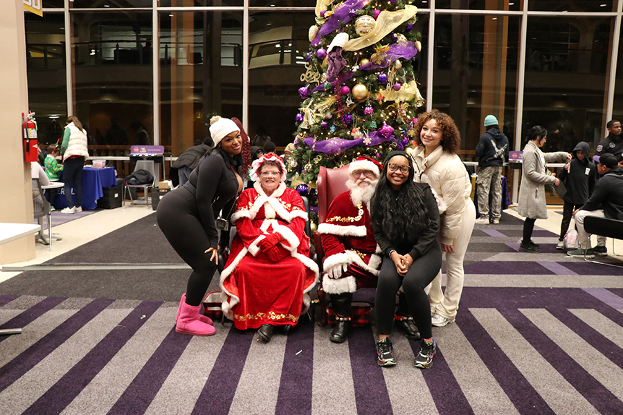 students with Santa and Mrs. Claus